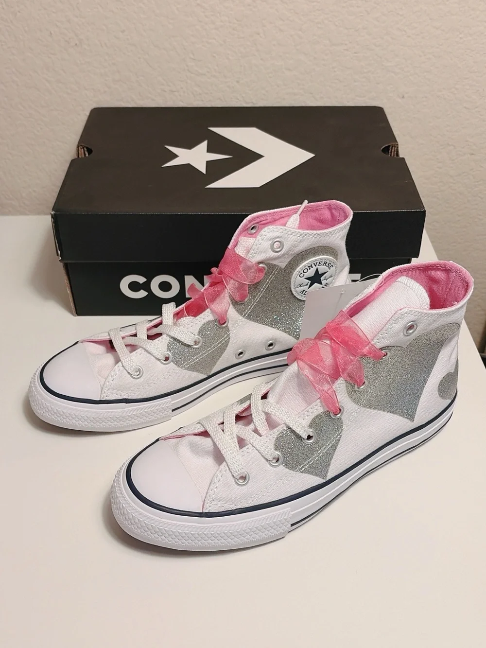 Converse G60971C Chuck Taylor All Star Hi Kids US 5 White Silver Hearts 2 Laces